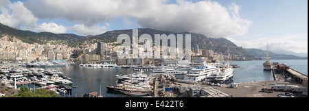Monaco, Monte Carlo, Blick über den Hafen nach Monte Carlo. Stockfoto