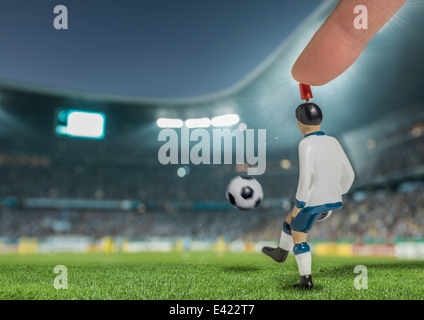 Digital generiert der Fußball Spieler treten im Stadion mit Flutlicht Stockfoto