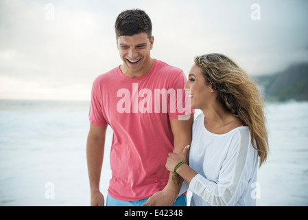 Junges Paar am Strand von Ipanema, Rio De Janeiro, Brasilien Stockfoto