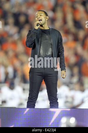 John Legend singt bei 2014 Vizio BCS National Championship Game in der Rose Bowl zwischen Florida State vs. Auburn Star-Spangled Banner. Florida State University gewann das Spiel 31-34.  Mit: John Legend wo: Pasadena, California, United S Stockfoto