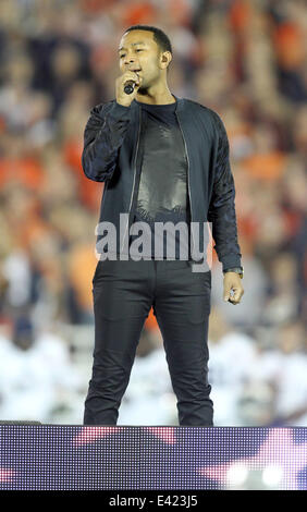 John Legend singt bei 2014 Vizio BCS National Championship Game in der Rose Bowl zwischen Florida State vs. Auburn Star-Spangled Banner. Florida State University gewann das Spiel 31-34.  Mit: John Legend wo: Pasadena, California, United S Stockfoto