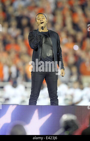 John Legend singt bei 2014 Vizio BCS National Championship Game in der Rose Bowl zwischen Florida State vs. Auburn Star-Spangled Banner. Florida State University gewann das Spiel 31-34.  Mit: John Legend wo: Pasadena, California, United S Stockfoto