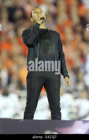 John Legend singt bei 2014 Vizio BCS National Championship Game in der Rose Bowl zwischen Florida State vs. Auburn Star-Spangled Banner. Florida State University gewann das Spiel 31-34.  Mit: John Legend wo: Pasadena, California, United S Stockfoto