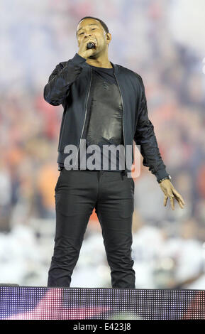 John Legend singt bei 2014 Vizio BCS National Championship Game in der Rose Bowl zwischen Florida State vs. Auburn Star-Spangled Banner. Florida State University gewann das Spiel 31-34.  Mit: John Legend wo: Pasadena, California, United S Stockfoto