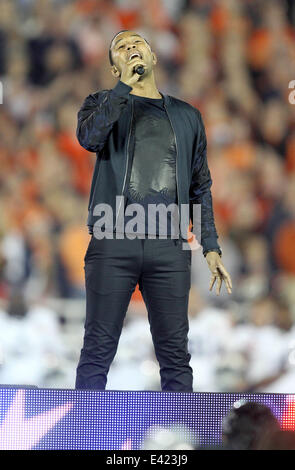 John Legend singt bei 2014 Vizio BCS National Championship Game in der Rose Bowl zwischen Florida State vs. Auburn Star-Spangled Banner. Florida State University gewann das Spiel 31-34.  Mit: John Legend wo: Pasadena, California, United S Stockfoto