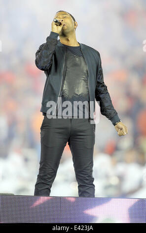 John Legend singt bei 2014 Vizio BCS National Championship Game in der Rose Bowl zwischen Florida State vs. Auburn Star-Spangled Banner. Florida State University gewann das Spiel 31-34.  Mit: John Legend wo: Pasadena, California, United S Stockfoto