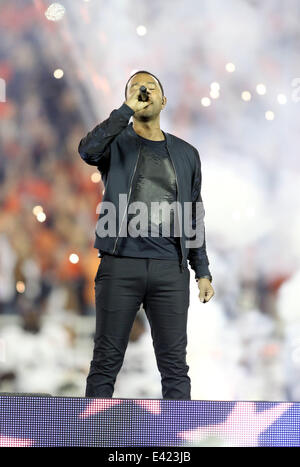 John Legend singt bei 2014 Vizio BCS National Championship Game in der Rose Bowl zwischen Florida State vs. Auburn Star-Spangled Banner. Florida State University gewann das Spiel 31-34.  Mit: John Legend wo: Pasadena, California, United S Stockfoto