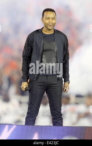 John Legend singt bei 2014 Vizio BCS National Championship Game in der Rose Bowl zwischen Florida State vs. Auburn Star-Spangled Banner. Florida State University gewann das Spiel 31-34.  Mit: John Legend wo: Pasadena, California, United S Stockfoto