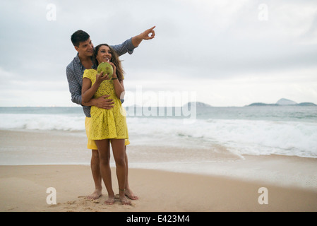 Romantische junges Paar am Strand von Ipanema, Rio De Janeiro, Brasilien Stockfoto