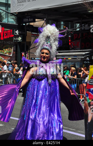 NYC: Mann in opulenten ziehen Kostüm marschieren in 2014 Gay Pride Parade auf der Fifth Avenue * Stockfoto