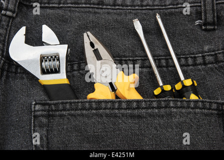 Werkzeuge in eine schwarze Jeans Tasche auf der Rückseite Stockfoto