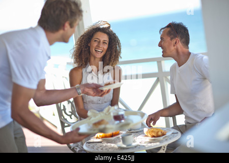 Paar am Strand Haus Balkon frühstücken Stockfoto