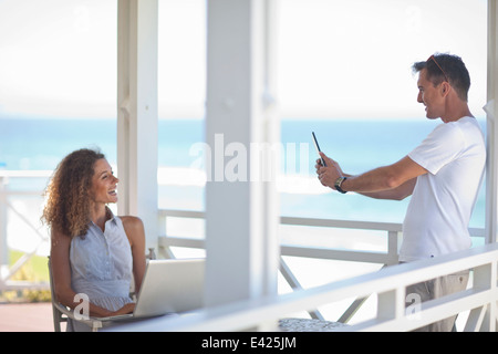Paar am Strand Haus Balkon fotografieren Stockfoto