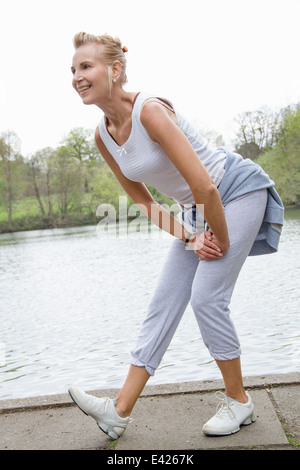 Reife Frau Gymnastik im park Stockfoto