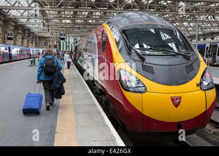 Passagiere, die ihren Weg auf die Jungfrau Bahn gestoppt in Glasgow Central Railway Station, Glasgow, Schottland, Großbritannien Stockfoto