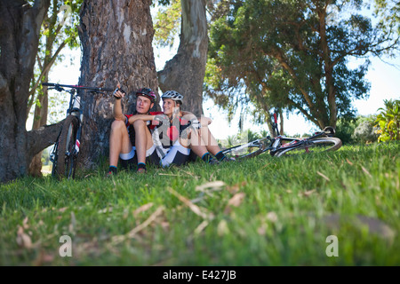 Radfahrer von Baum ausruhen Stockfoto