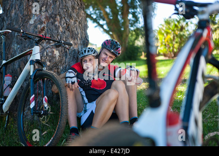 Radfahrer von Baum ausruhen Stockfoto