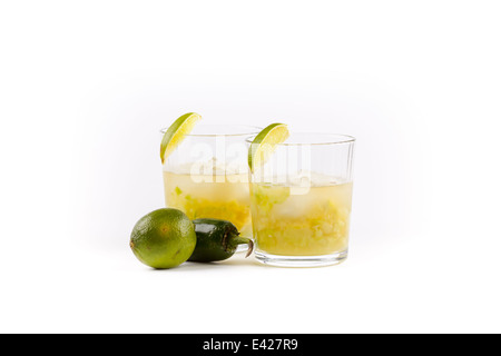 Zwei Margaritas neben einer Limette und eine Jalapeno. Ausschnitt Stockfoto