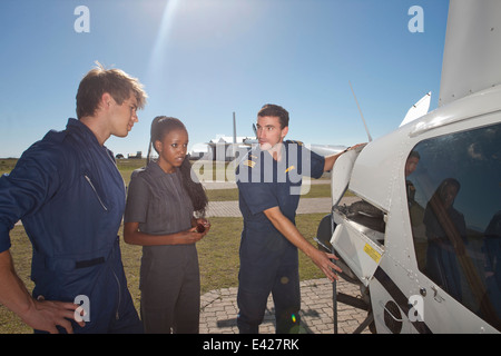 Flug Instruktor zeigt Schüler Piloten Motor des Hubschraubers Stockfoto