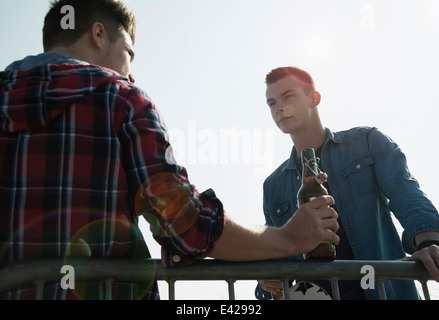 Junge Männer im Skatepark, Flasche Bier trinken Stockfoto