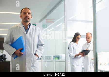 Ärzte bei der Arbeit im Büro Stockfoto