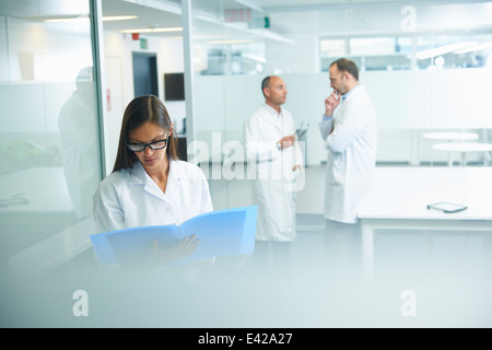 Ärzte bei der Arbeit im Büro Stockfoto