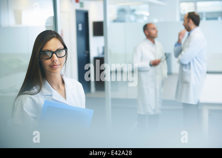 Ärzte bei der Arbeit im Büro Stockfoto