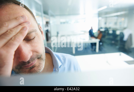 Mann denkt, Menschen im Hintergrund Stockfoto