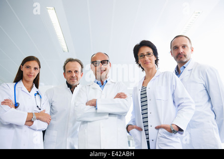 Ärzte für Gruppenfoto zu posieren Stockfoto