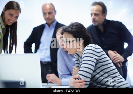 Geschäftsleute in Brainstorming-Sitzung Stockfoto