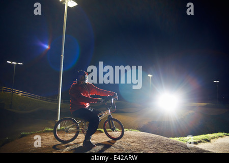 BMX-Radsportler in der Nacht Stockfoto