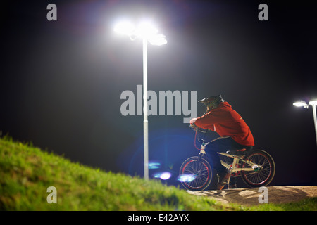 BMX-Radsportler in der Nacht Stockfoto