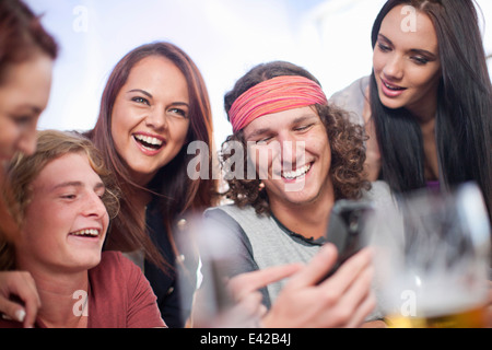 Gruppe von fünf jungen Erwachsenen Freunden Smartphone betrachten Stockfoto