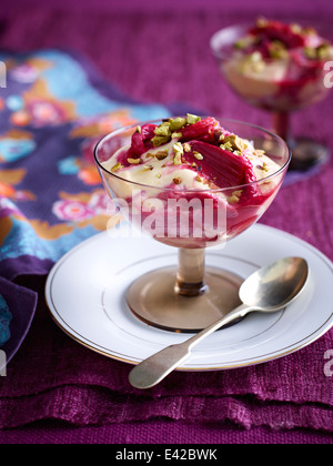 Stillleben mit Rhabarber-Pudding-dessert Stockfoto