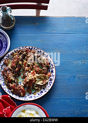 Stillleben mit rustikalen Stil Auberginen mit Joghurt-Dip-sauce Stockfoto