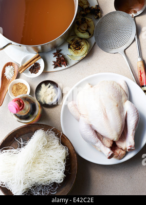 Stillleben mit Hu Tieu Pho Ga, Zutaten für vietnamesische Mahlzeit Stockfoto