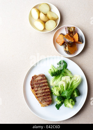 Stillleben mit gegrilltes Steak mit gesunden pflanzlichen Seiten Stockfoto