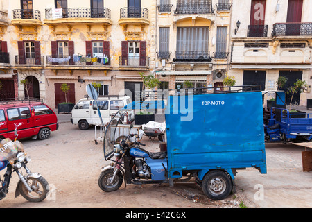 Tanger, Marokko - 22. März 2014: alte blaue Dreirad Lastenfahrrad auf der Straße von Tanger Stockfoto
