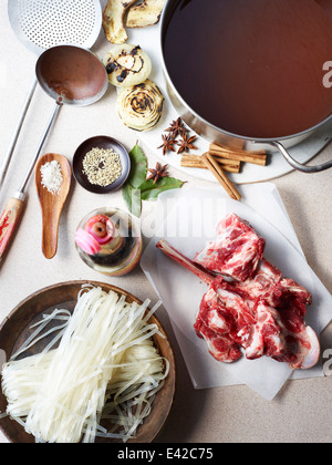 Stillleben mit Pho Bo, Rohstoffe für vietnamesische Essen Stockfoto