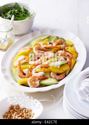 Stillleben mit Salat-Teller mit Garnelen, Avocado, Mango und Pinienkernen Stockfoto