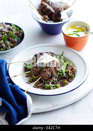 Stillleben mit Türkei Kofta mit Erbsen, Minze und Joghurt Stockfoto