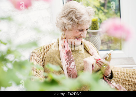 Ältere Frau mit Handy Stockfoto