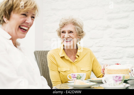 Ältere Frau und Tochter mit Tee Stockfoto