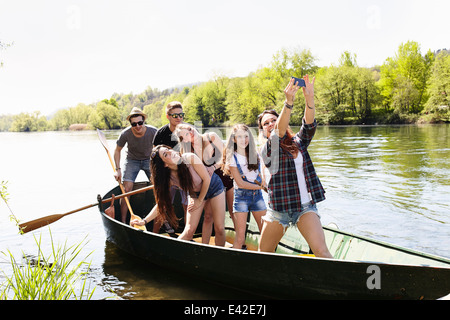 Gruppe von Freunden in einem Ruderboot, Foto von sich selbst Stockfoto
