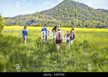 Gruppe von Freunden zu Fuß in Feld Stockfoto