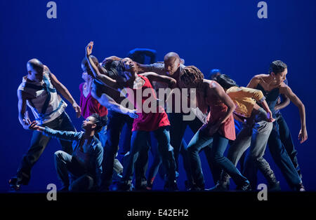 Tänzerinnen und Tänzer des "Alvin Ailey - American Dance Theater" aus den USA sind im Bild während einer Foto-Session für die Deutschland-Premiere des Stückes "Home" in der alten Oper in Frankfurt Main, Deutschland, 2. Juli 2014. Foto: Boris Roessler/Dpa (: keine Werbung, keine Werbung und nur in Verbindung mit dem Alvin Ailey Theater) Stockfoto