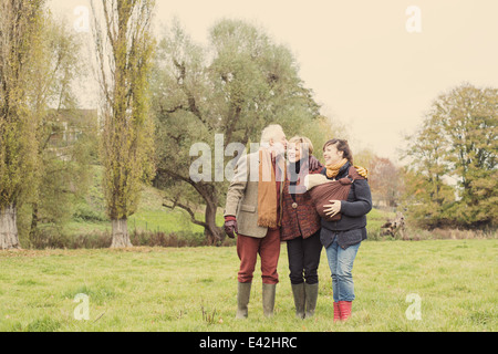 Familie Wandern im park Stockfoto