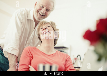 Paar, Lachen in Küche, Porträt Stockfoto