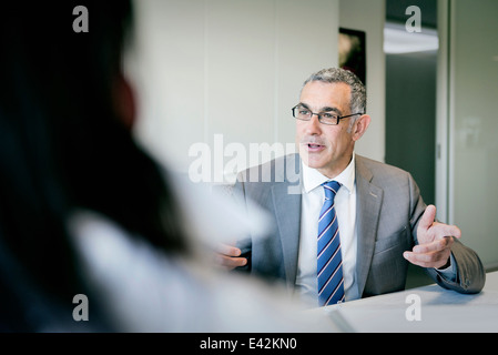 Geschäftsmann und Frau im Gespräch Stockfoto