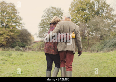 Paar im Garten mit Arme umeinander, Rückansicht Stockfoto